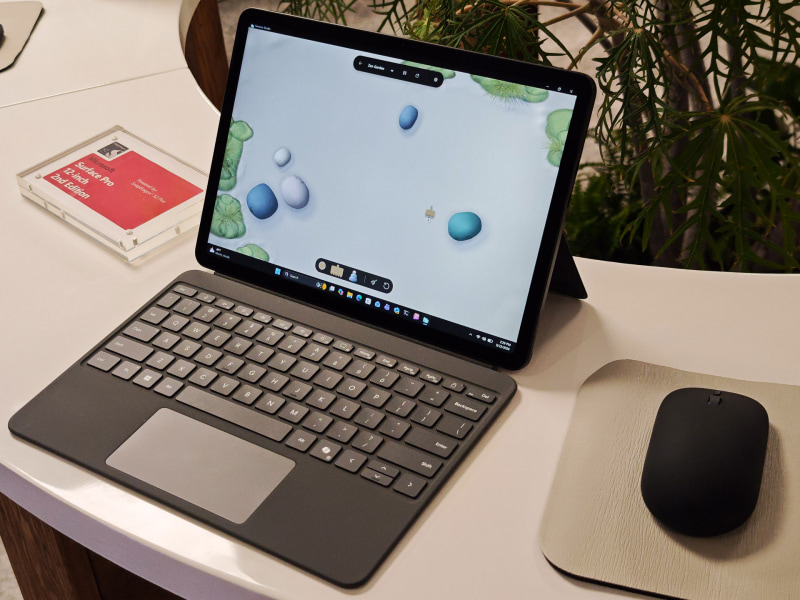 Surface Pro 12型 第2世代とSurface Mouse 第2世代、いずれもカラーはブラック