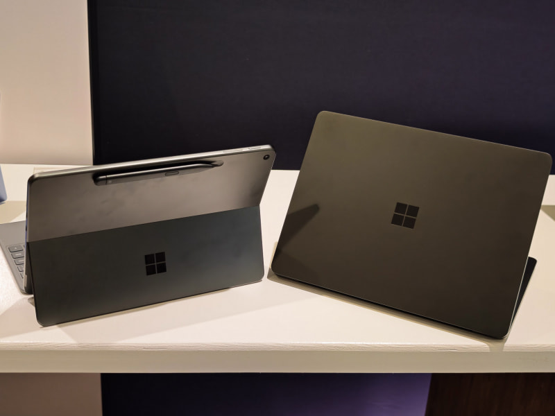 ブラックのSurface Pro 12型 第2世代とSurface Laptop 13型 第2世代