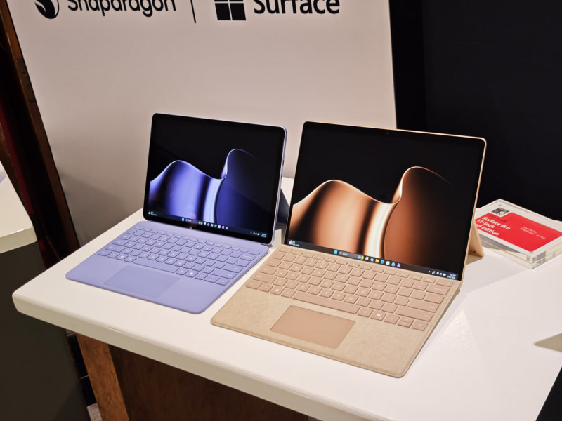Surface Pro 12型 第2世代(右)とSurface Pro 13型 第12世代(左)