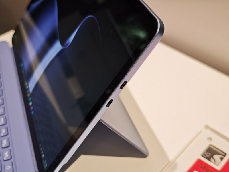 本体の右側面にはUSB Type-C 2基、USBケーブルは付属しているがACアダプタは付属していない