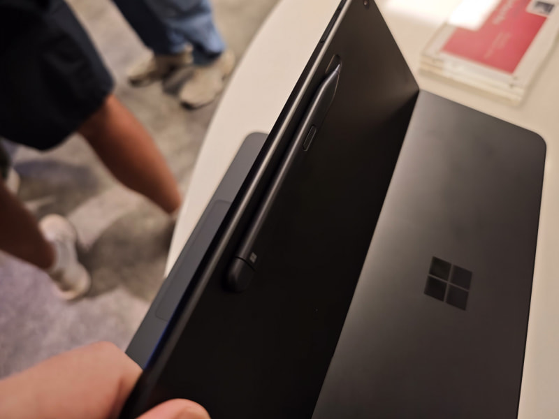 Surface Penは背面にマグネットでつけられ充電可能