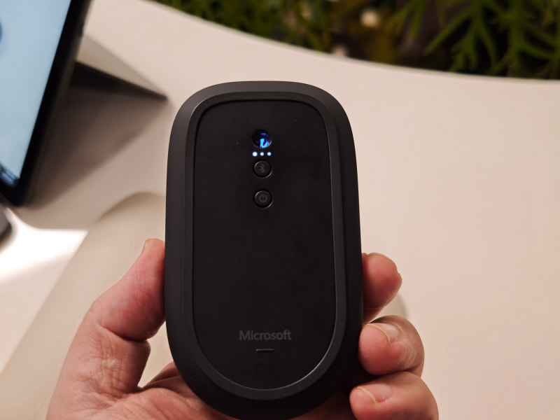 底面、スイッチで接続先を切り替えられる。蓋を開けると単4電池2本を交換できる