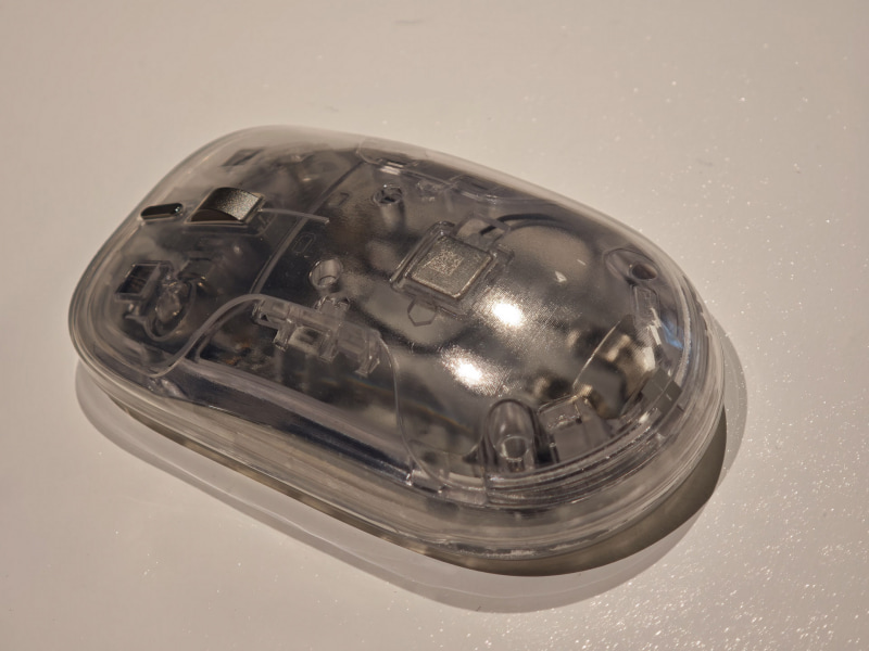 Surface Mouse 第2世代のスケルトンモデル、ハプティックモジュールの位置がよく分かる