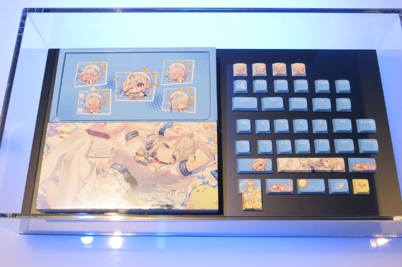 すぺしゃりて所属VTuberの本阿弥あずささんのコラボキーキャップも展開。詳細は後日