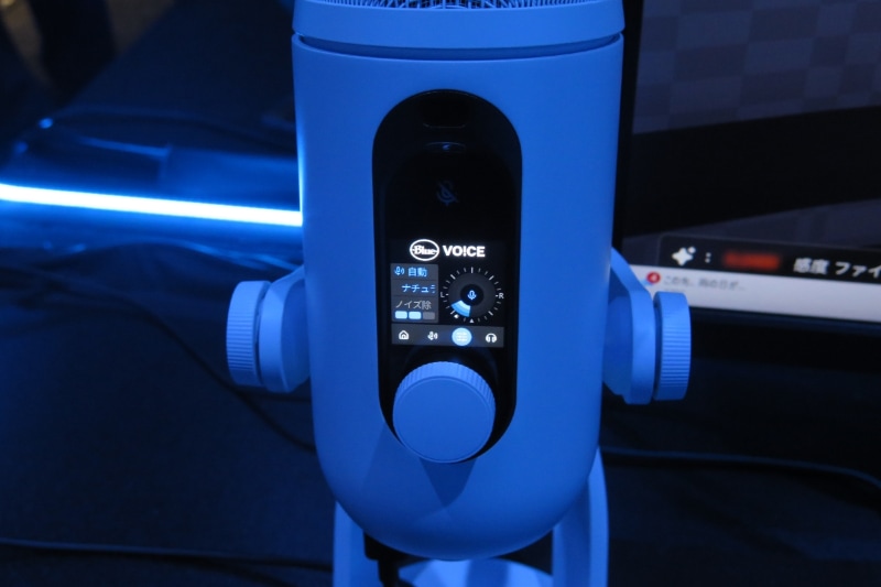 小型のディスプレイを搭載し、各種設定やステータス表示が可能。内部AIによるノイズキャンセリングや集音方向の自動追跡などにも対応する