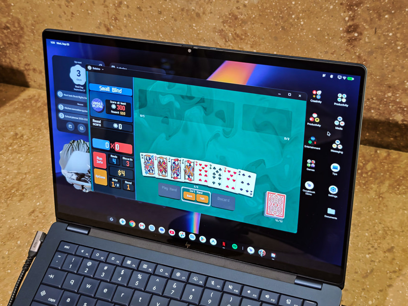 Androidアプリのゲームを実行しているところ、全画面でなくウィンドウ表示のAndroidゲームはちょっと新鮮