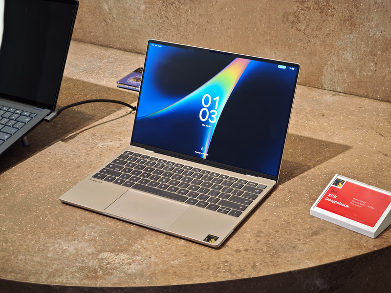 XPS Googlebookは、DellのWindows PCになる「XPS」と共通の意匠。ただし、GlowbarはXPS Googlebookにしかないので、それで違いが分かる