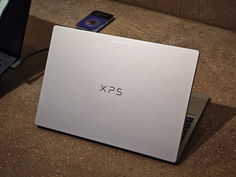 XPS Googlebookは、DellのWindows PCになる「XPS」と共通の意匠。ただし、GlowbarはXPS Googlebookにしかないので、それで違いが分かる