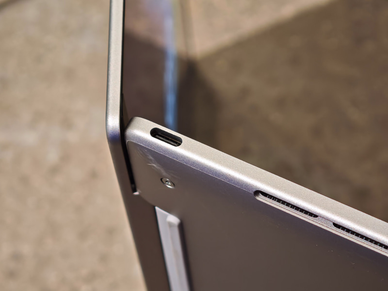 XPS Googlebookは、DellのWindows PCになる「XPS」と共通の意匠。ただし、GlowbarはXPS Googlebookにしかないので、それで違いが分かる
