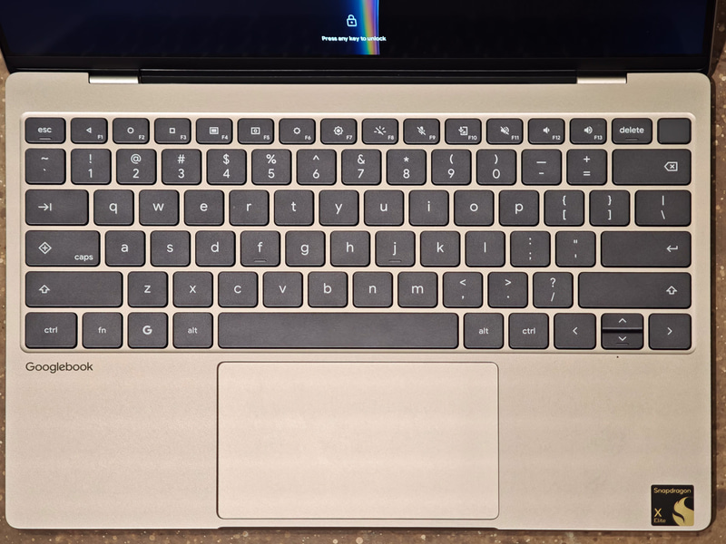 XPS Googlebookは、DellのWindows PCになる「XPS」と共通の意匠。ただし、GlowbarはXPS Googlebookにしかないので、それで違いが分かる