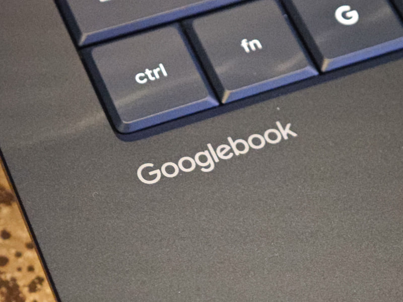 Snapdragon X Eliteのロゴシールも貼られており、Googlebookと書かれていないとGooglebookとは気がつかないぐらいだ