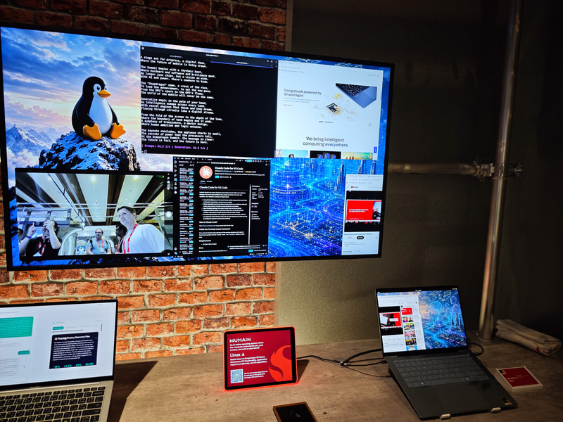 右下のノートPCでDebian Linuxが動作している
