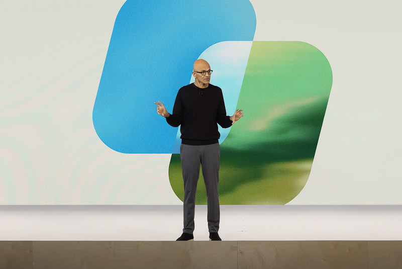 MicrosoftのCopilotのイベントで講演する、同社CEOのサティヤ・ナデラ氏