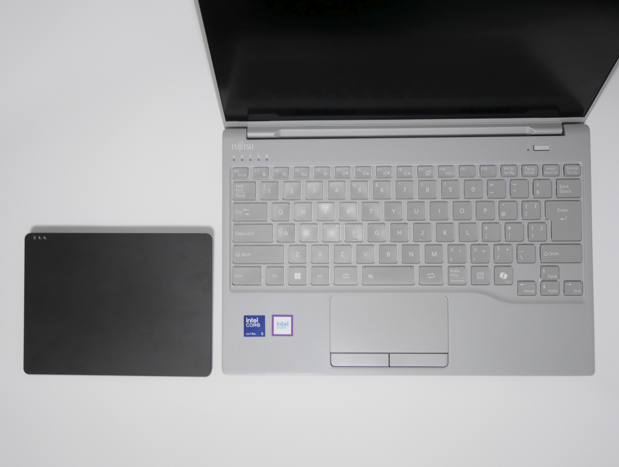 トラックパッドとしてはかなり大きいサイズ。筆者所有のモバイルノートPCと比べるとそのサイズ感が分かるかと思う