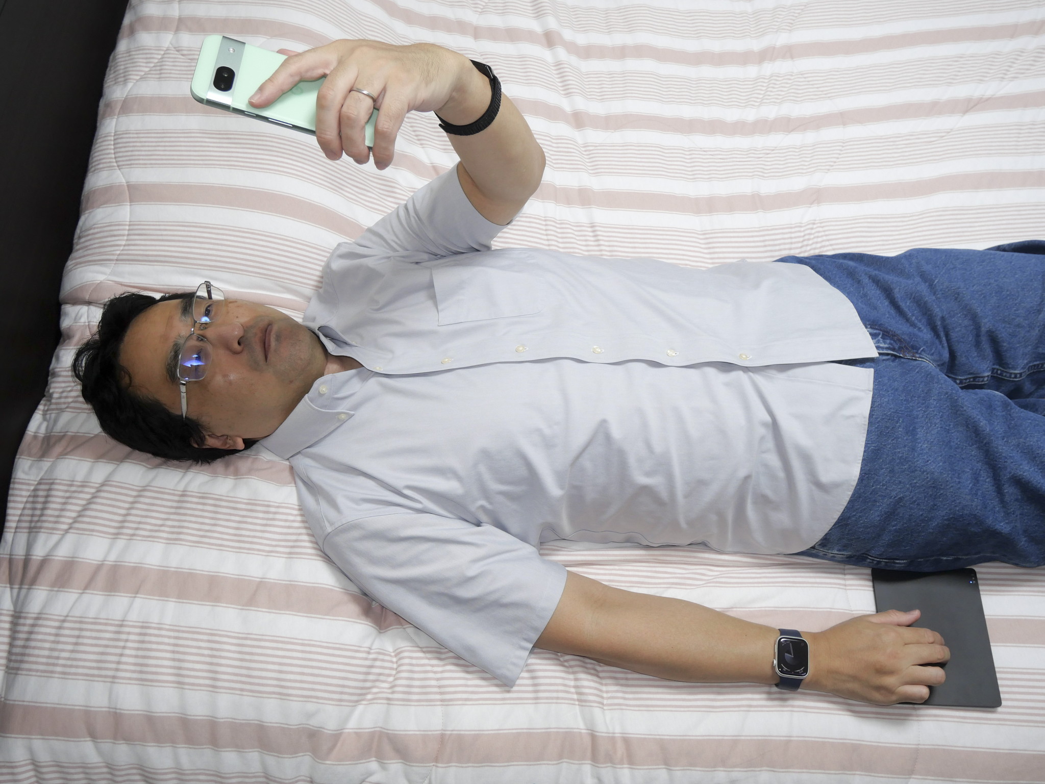 寝転がって左手にスマホ、右手にトラックパッドというものぐさな使い方もできなくはない。快適に操作するにはトラックパッドを安定した場所に置くべし