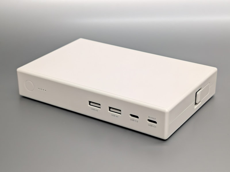製品本体。スイッチングハブのような外観
