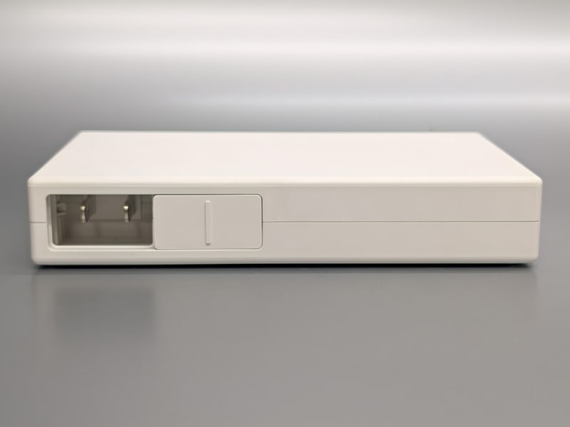 背面。電源ケーブルを接続する左端の口はシャッターが付いており開閉できる