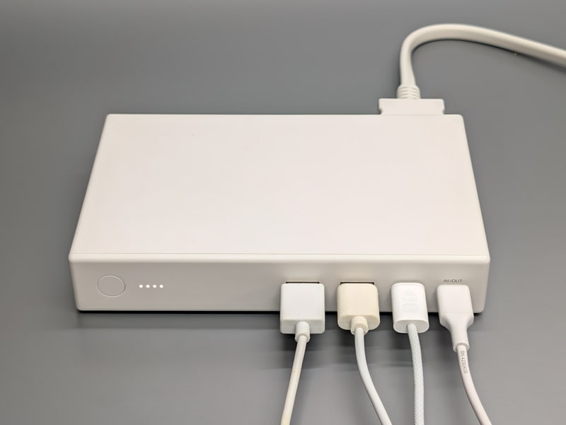 卓上では充電器として利用できる