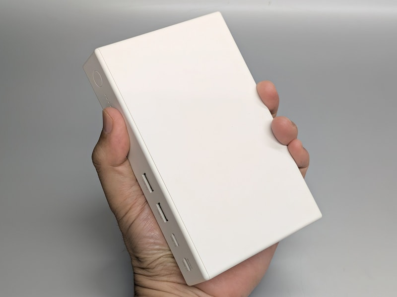 電源ケーブルを外してモバイルバッテリとして持ち歩ける