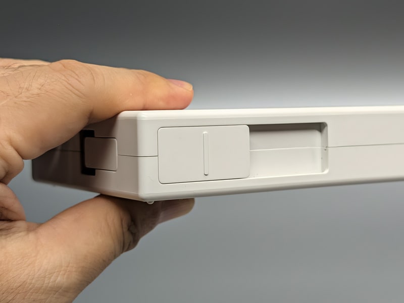 モバイルバッテリとして使う場合は電源ケーブルの差込口はシャッターで覆われる