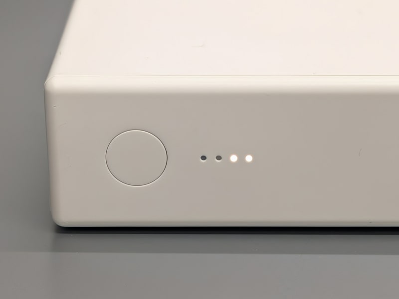 正面には4つのLEDが搭載されており、バッテリの残量が表示される