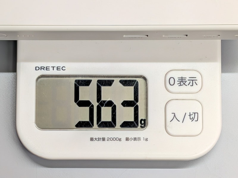 重量は実測563g。一般的な65W/20,000mAhのモバイルバッテリは400g前後であることが多いので、付加機能を考慮すると許容範囲といっていいだろう