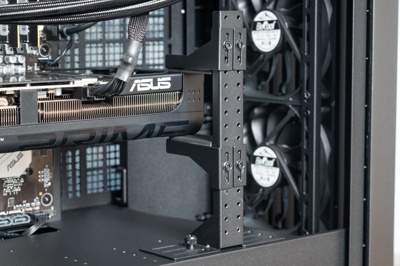 重量のあるGeForce RTX 5080を上下から支える大型のビデオカードホルダーを装備。イベントへの搬入や長期使用を考えても安心感がある