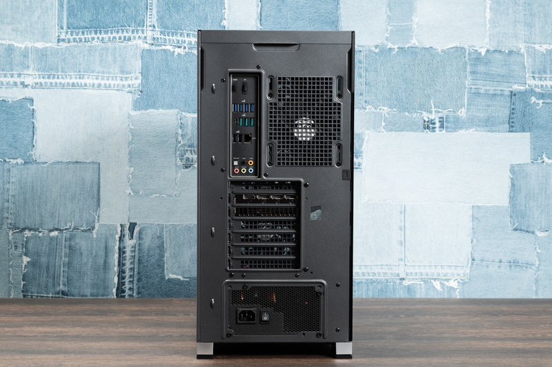 背面には豊富なUSB端子、2.5Gbps対応の有線LAN、光デジタル音声出力などを用意。GeForce RTX 5080の映像出力はDisplayPort×3、HDMI×1だ