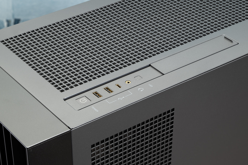天面前方のインターフェイス。USB 3.2 Gen 1 2基、USB 3.2 Gen 2 Type-C、ヘッドセット端子を手元で利用できる