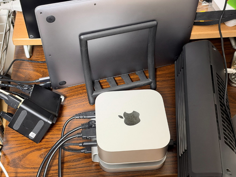筆者の環境は画面割れのMacBook Air 2020(M1)にHermes Agentが入り、Mac mini M4 Pro RAM48GBはローカルLLM専用機となっている。アイドル時はどちらも省エネでよいのだが、Mac miniの方は推論時に90℃近くまで温度が上昇するためファンでアシストしている。画面についてはNanoKVM ProをそれぞれのMacに接続しているため万が一の場合でも対応しやすい。