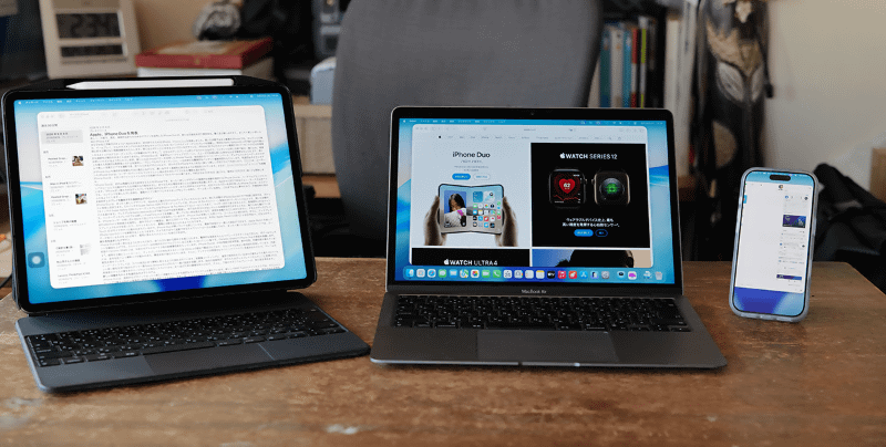 iPadとiPhoneを同時に接続し、Macを含めた3画面のマルチディスプレイ環境を構築したところ。それぞれを独立した拡張ディスプレイとして利用できます
