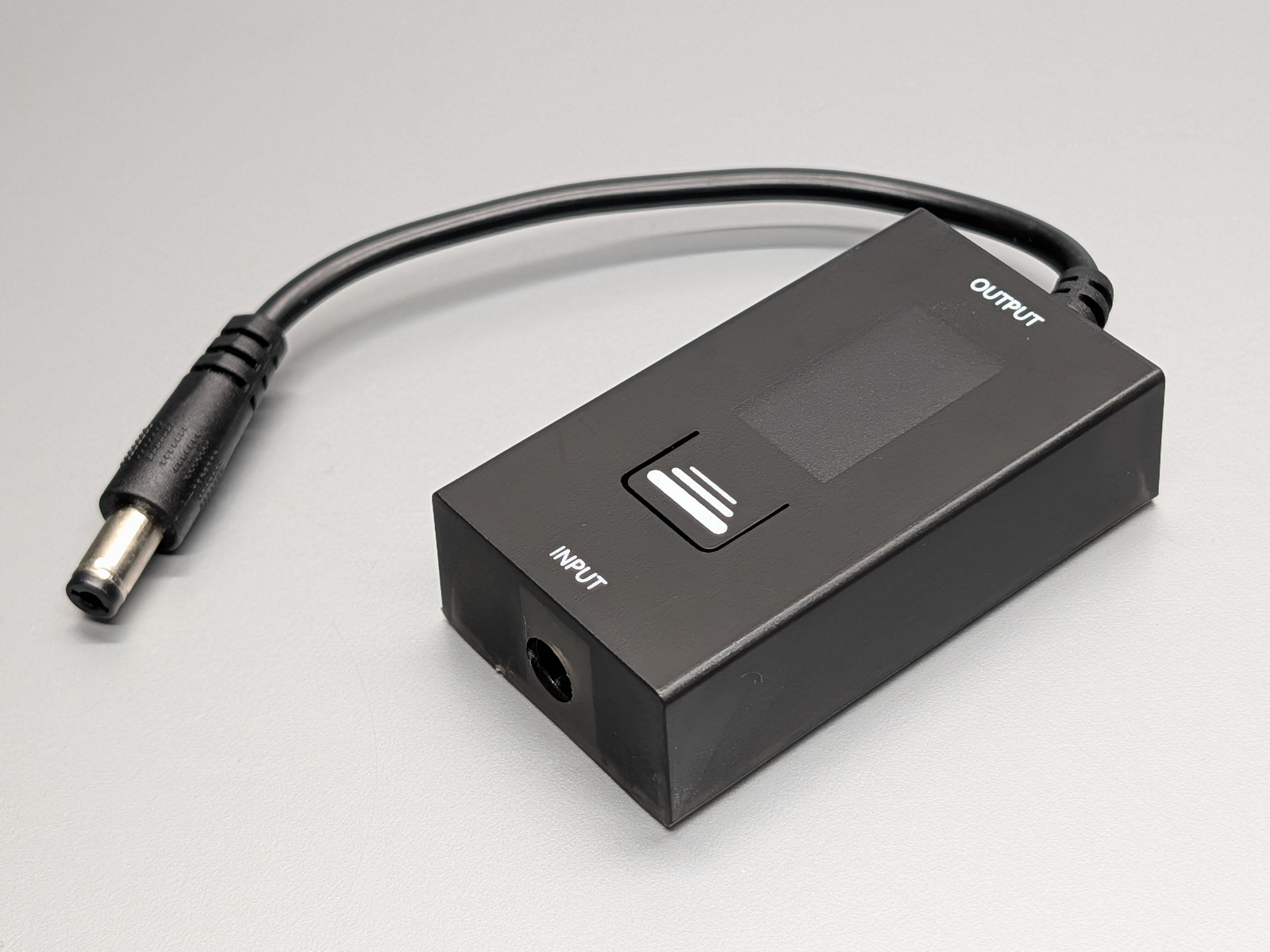 製品本体。小型のネットワークアダプタと同程度のサイズ。重量は公称27g