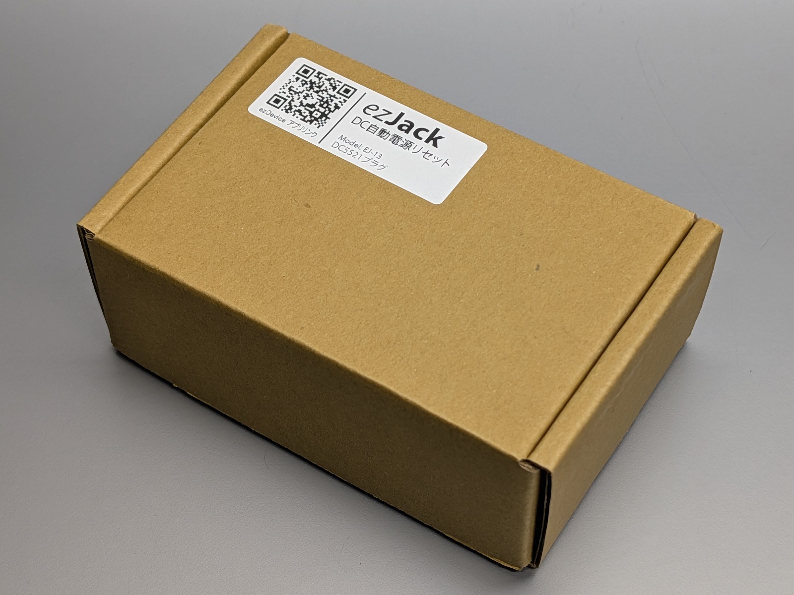 パッケージは茶箱。標準のプラグ形状は「DC5521」
