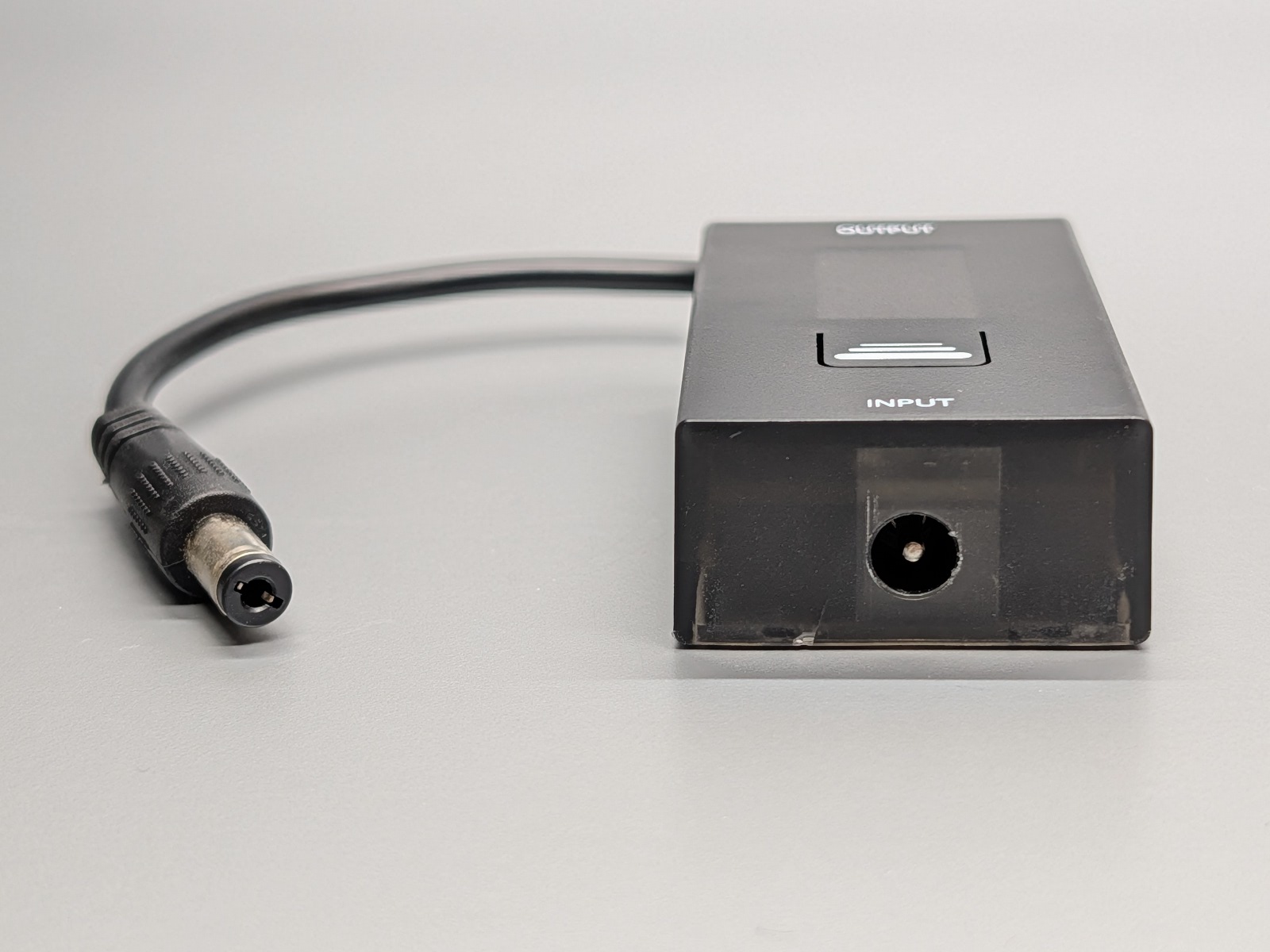 ルーターと電源アダプタの間に挟み込んで使用するため、片方がオス、もう片方がメスになっている