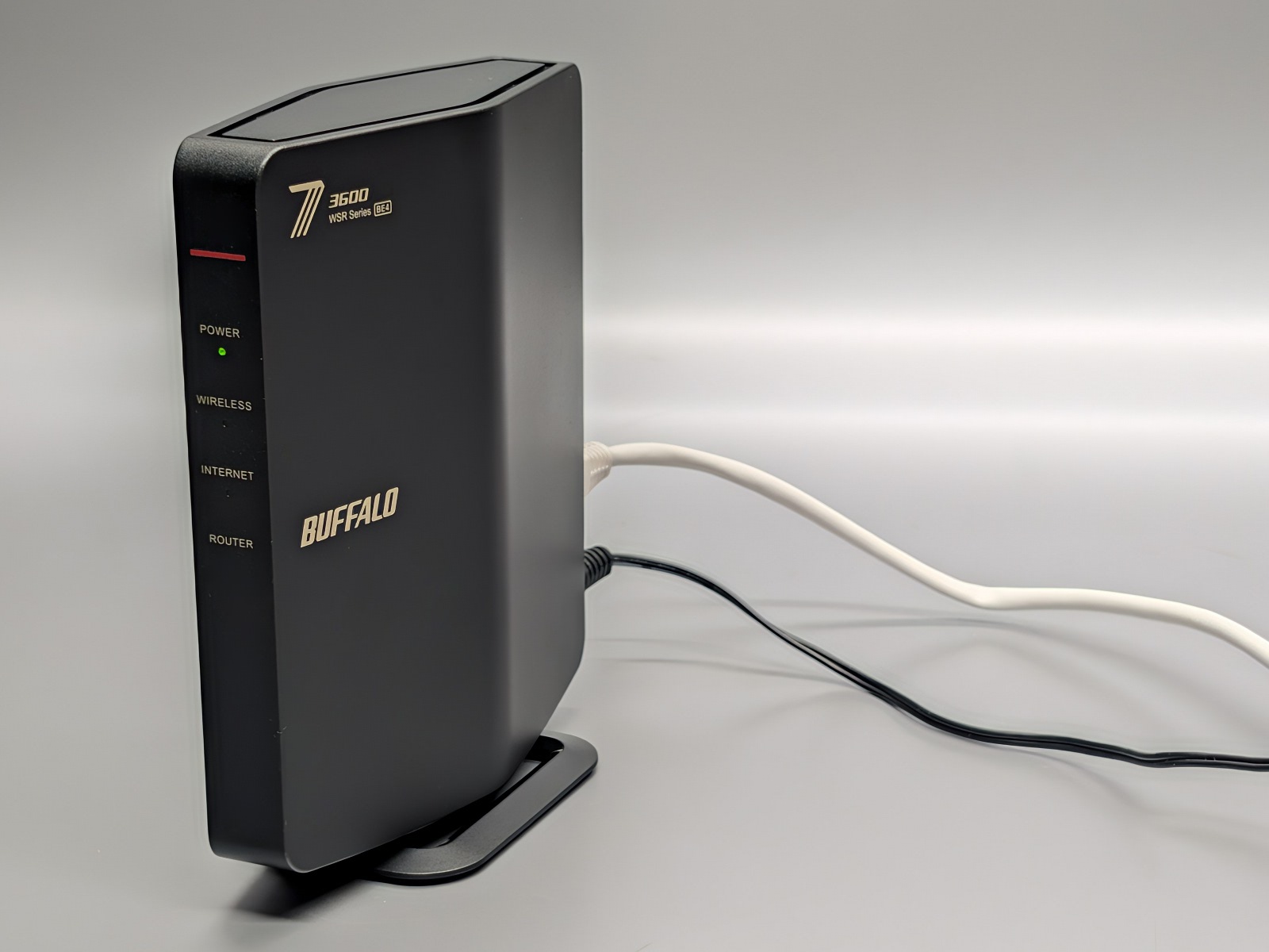 本製品装着前。ルーターにLANケーブルと電源ケーブルが接続されている