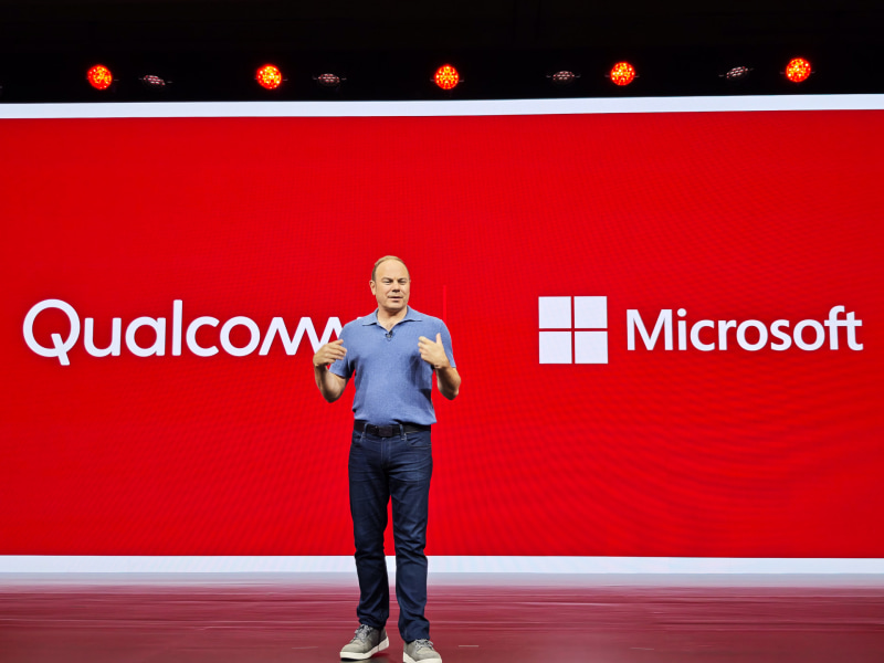 ModularとMicrosoftとの提携を説明するQualcomm AIソフトウェア・プラットフォーム担当上席副社長のクリス・ラトナー氏