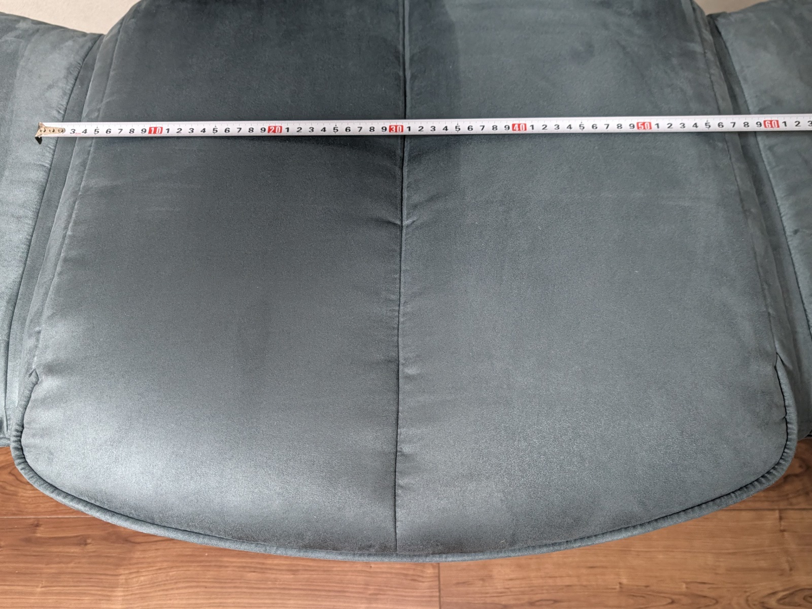 座面の幅は公称53cm、実測では60cm弱ある。一般的なチェアよりもかなり広い