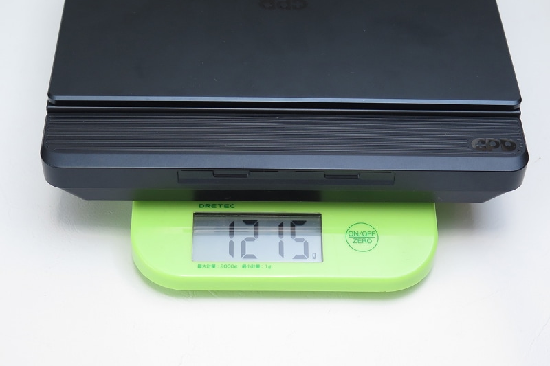 バッテリ装着時の重量は公称1,220g、実測1,215gだ