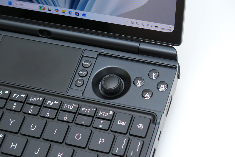 クラムシェル型ながら、キーボードの奥にXbox配列のコントローラを配置する。化粧板でコントローラを隠せばもう普通のノートにしかみえない、というのが面白いところだ