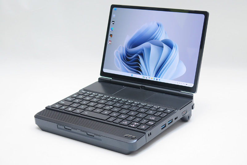 深センGPD Technologyのクラムシェル型ポータブルゲーミングPC「GPD WIN Max 3」。試用したのはRyzen AI Max+ 388/メモリ64GB/SSD 2TBモデル