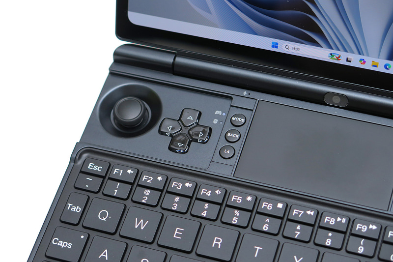 クラムシェル型ながら、キーボードの奥にXbox配列のコントローラを配置する。化粧板でコントローラを隠せばもう普通のノートにしかみえない、というのが面白いところだ