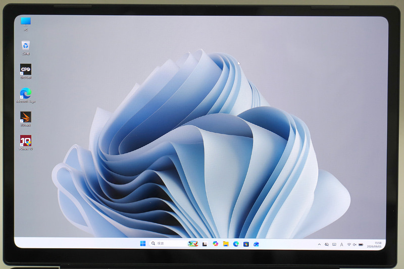 9.06型有機ELは2,400×1,504ドット表示で、最大165Hz駆動に対応。パネルの四隅が丸められているので、端のUIが切れてしまう