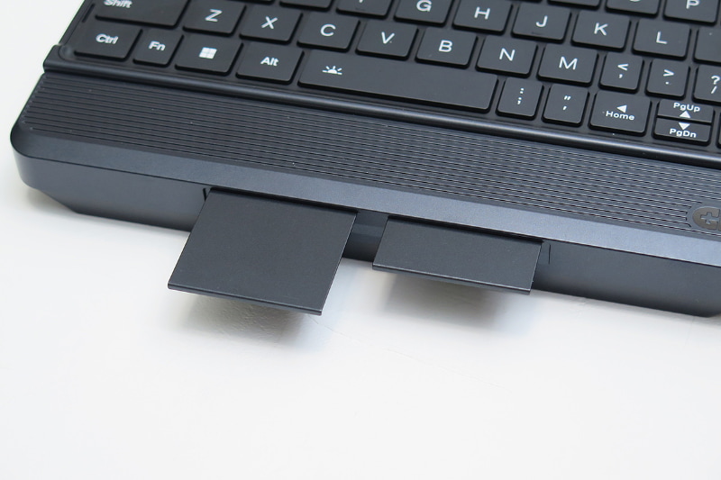 ジョイスティックには磁石で装着するカバーが付属。キーボード作業時の誤操作を防げる