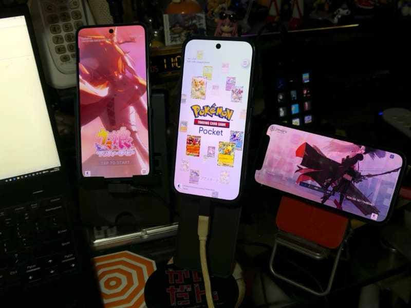 こんな感じで3台のスマホを並べて異なるゲームをプレイする用途が筆者の主な古いスマホの活用方法だ