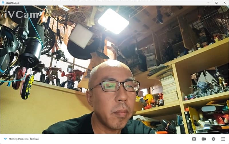 PC側のアプリを待機状態にしているところに、スマホアプリを起動するとあっという間に自動で接続を完了する。アプリにはスナップショットを撮る機能や録画機能なども備えるので、常時起動しているPCと古いスマホの組み合わせで簡易的な監視サーバーなどを構築することもできそうだ