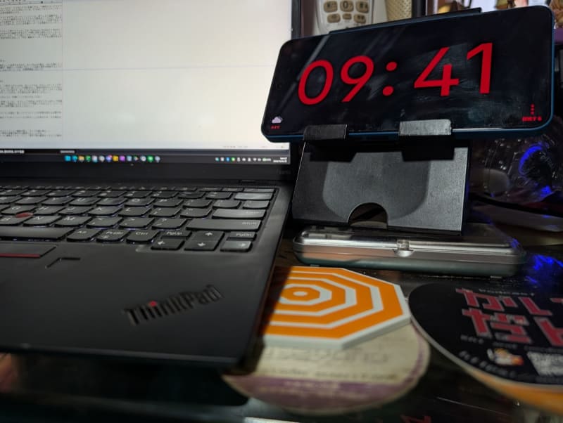 デスクに置いて並べてみたがPCの時計よりも見やすいので使いやすい