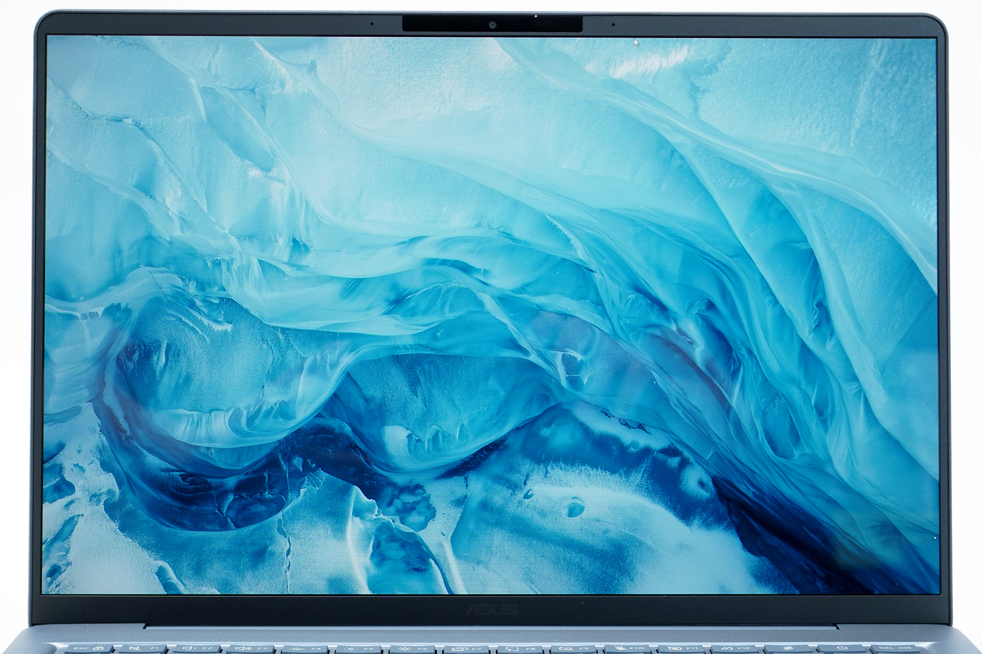 14型OLEDは1,920×1,200ドットでリフレッシュレート60Hz。縦に少し広い16:10の画面で、文章や表を扱いやすい