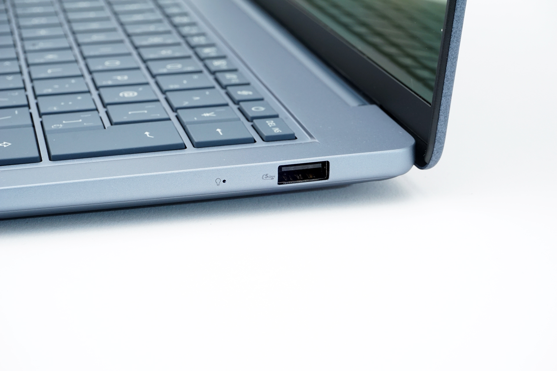 右側面にはUSB 3.2 Gen 1を1基備える