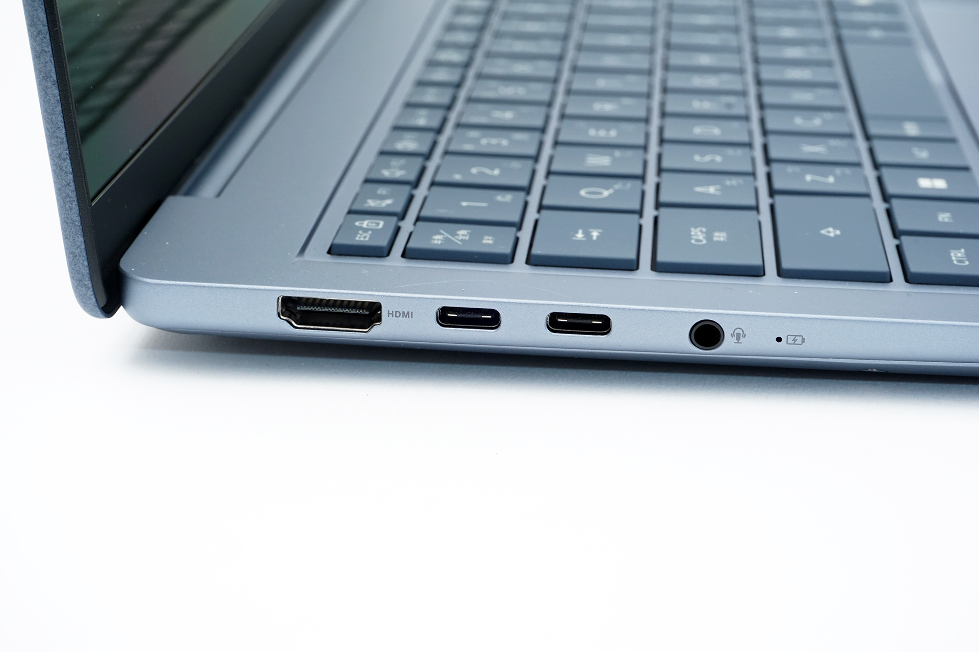 左側面にはHDMI、USB 3.2 Gen 2 Type-Cを2基、ヘッドセット端子。Type-Cは映像出力と給電に対応する