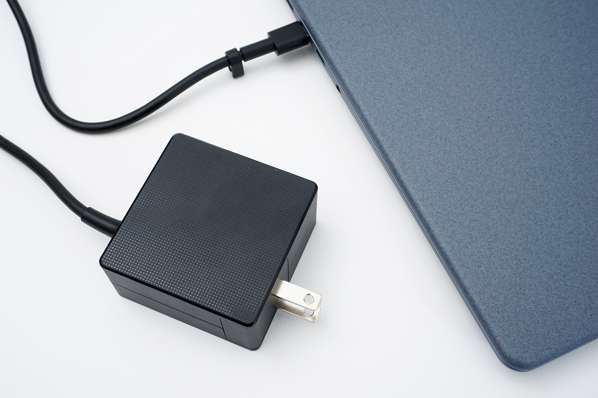 付属ACアダプタは最大68W出力。USB Type-C接続で、本体へ給電する